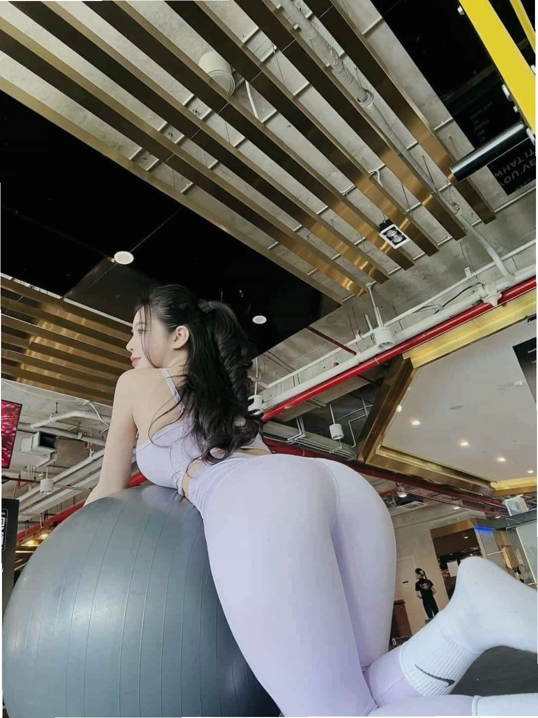 gái đẹp khoe mong tường gạch