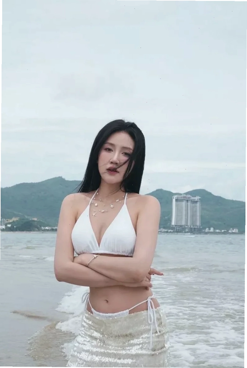 gái đep mặc bikini bên biển