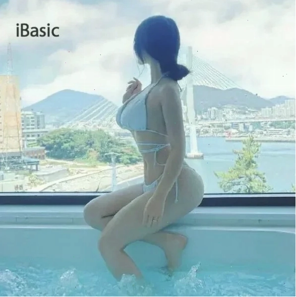 gái đẹp mặc đồ bơi với thiết kế sang trọng