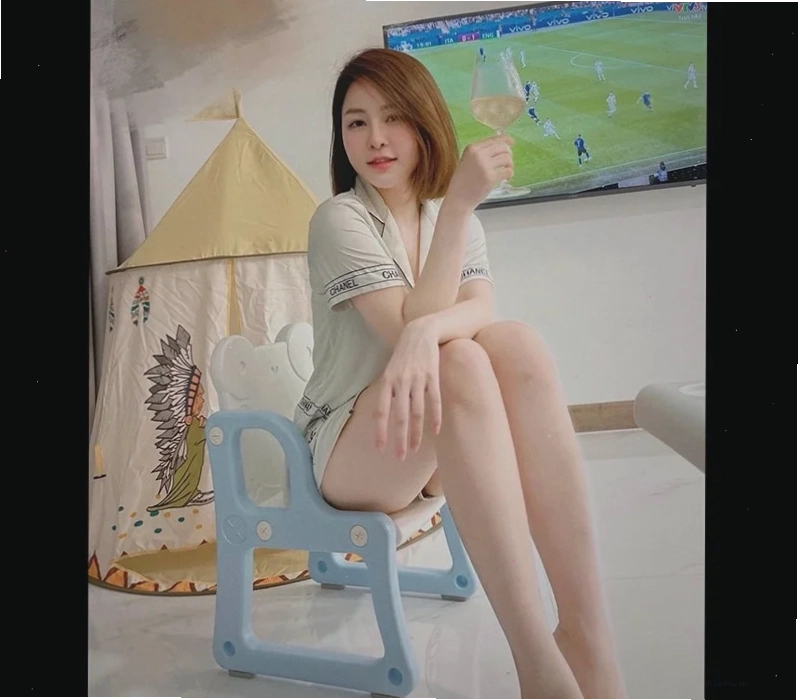 gái đùi trắng khoe cặp đùi nuột