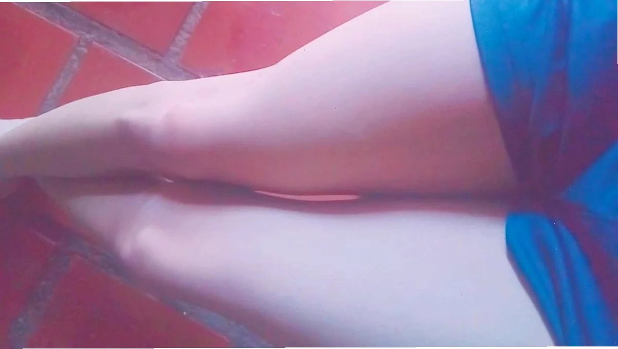 gái đùi trắng khoe đùi thon