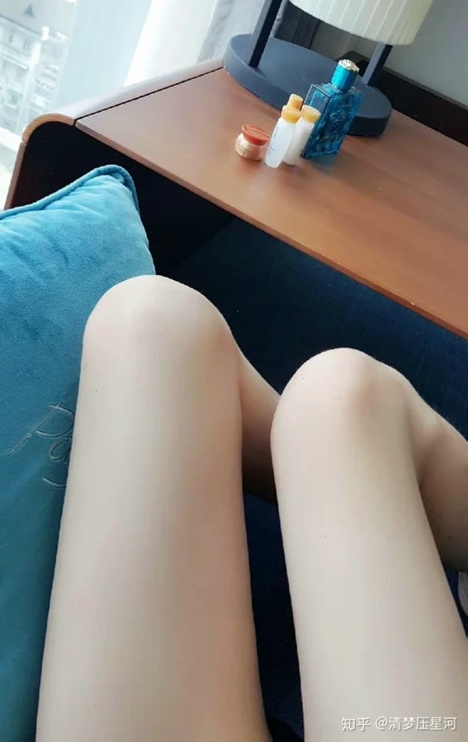 gái đùi trắng mịn màng