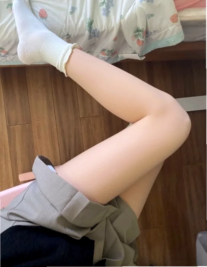 gái đùi trắng quyến rũ