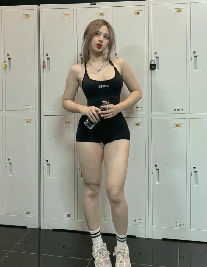 gái đùi trắng sexy
