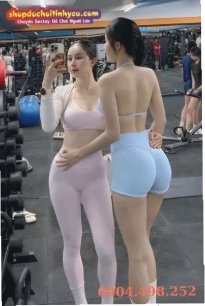 Gái gym sexy đeo găng tay tập luyện