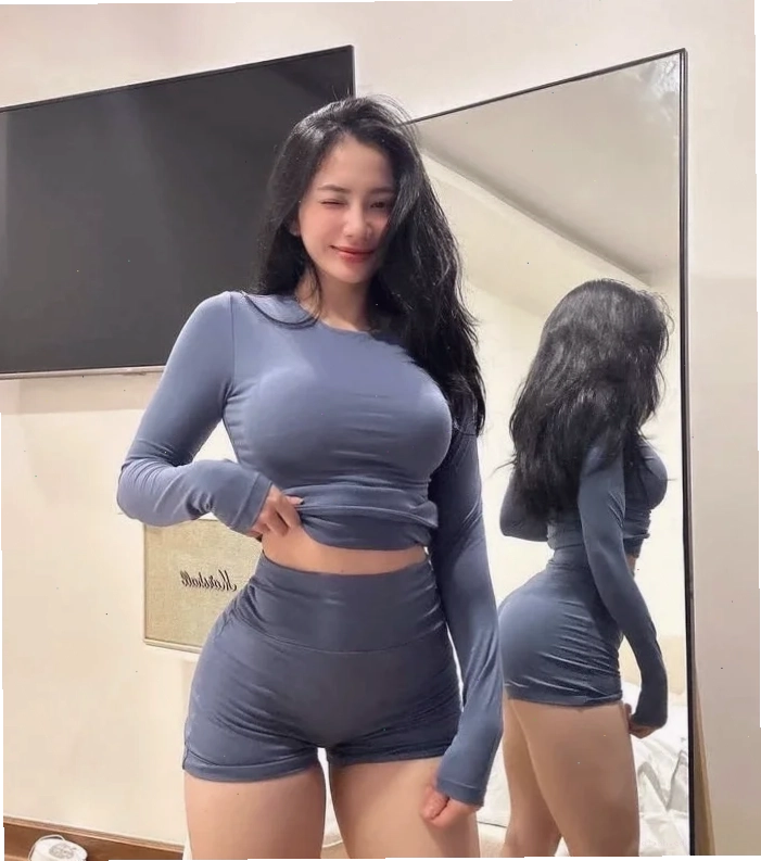 Gái gym sexy dùng dây kháng lực