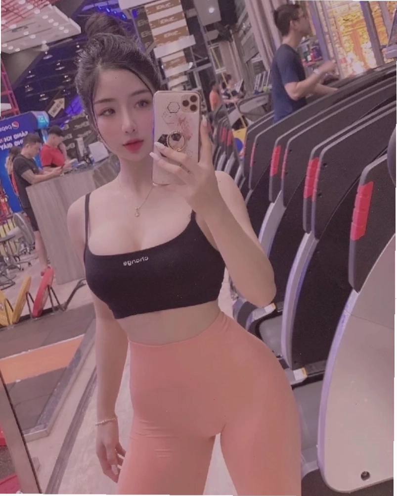 Gái gym sexy mỉm cười đầy tự tin
