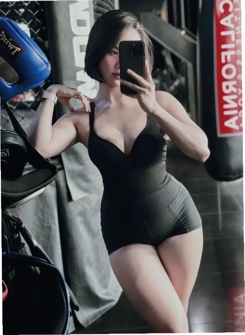 Gái gym sexy tập trung cao độ