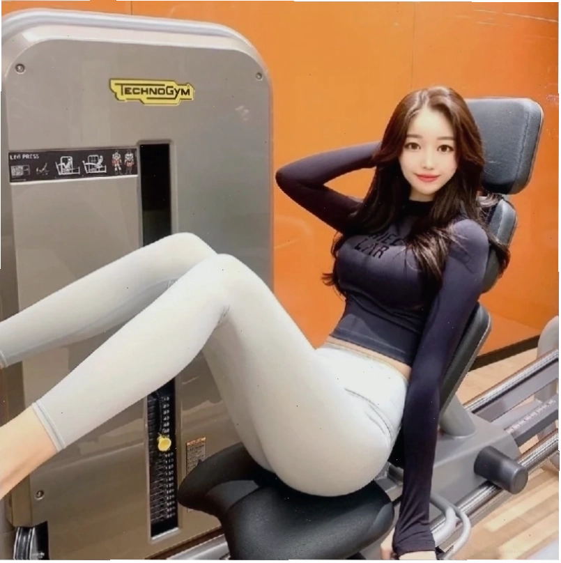 Gái gym sexy tập yoga thư giãn