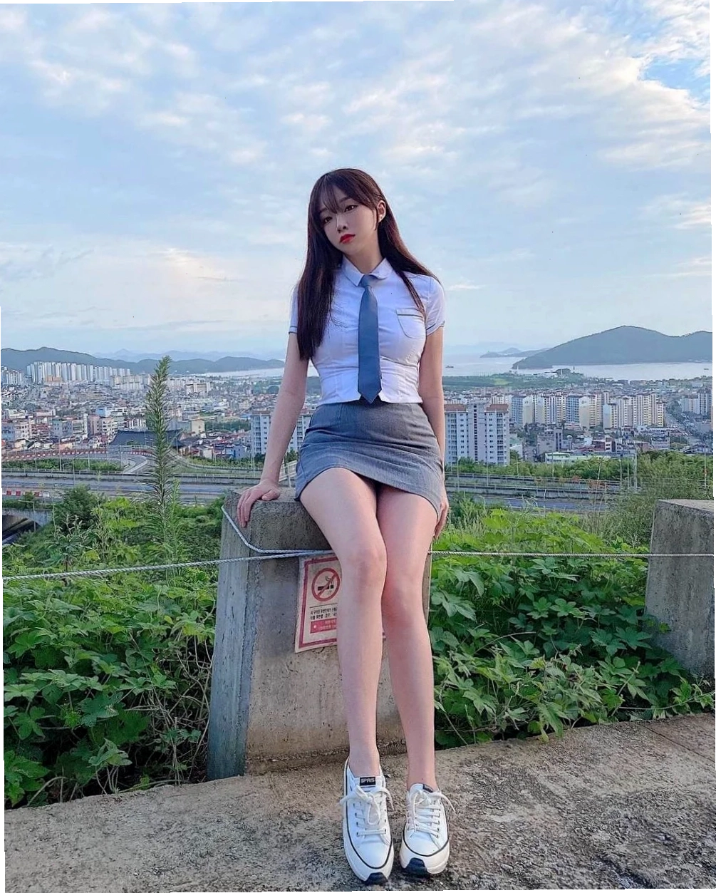 gái hàn mặc váy ngắn phối phụ kiện