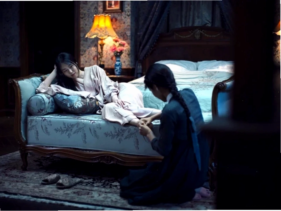 gái hàn mông to góc tường