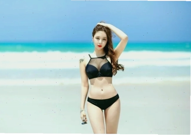 gái hàn quốc mặc bikini bên biển