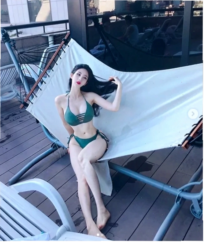 gái hàn quốc mặc bikini bên du thuyền