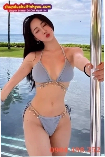 gái hàn quốc mặc bikini bên hồ bơi