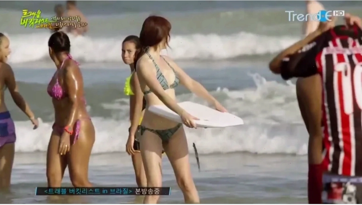 gái hàn quốc mặc bikini dưới nắng