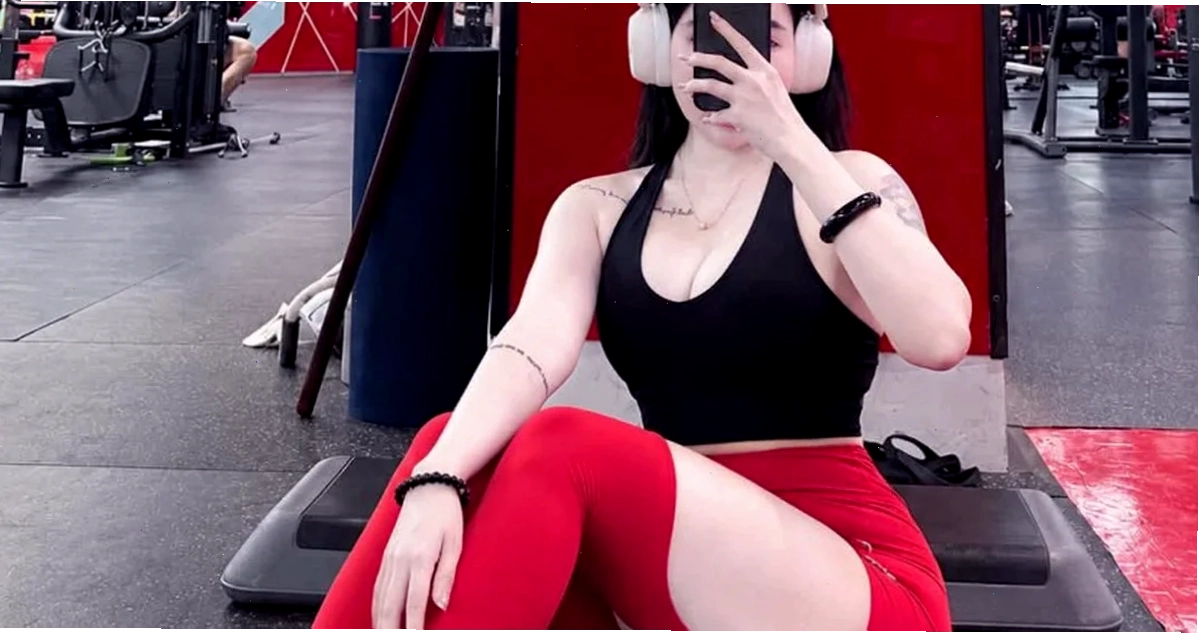 gái khoe đùi cuốn hút