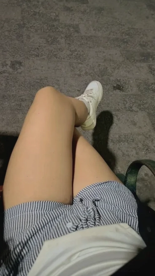 gái khoe đùi gợi cảm