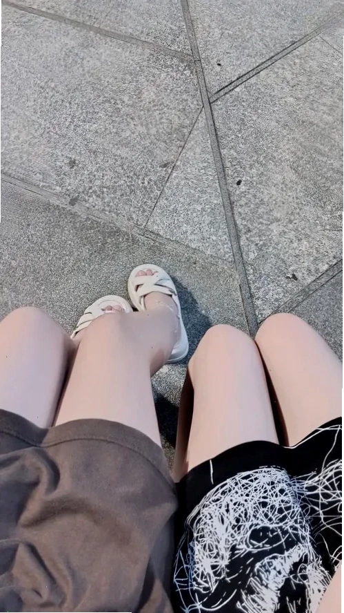 gái khoe đùi nghệ thuật
