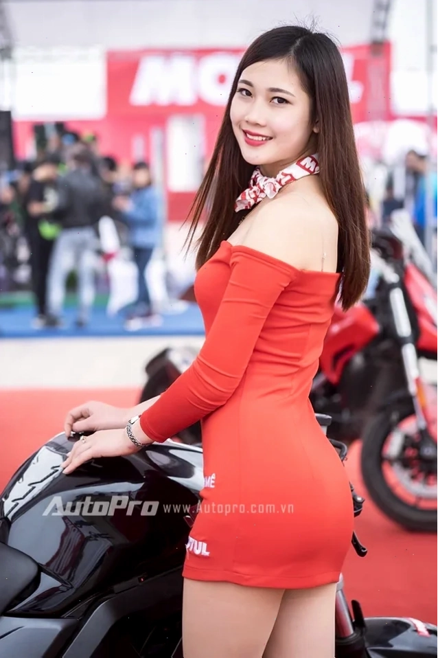 gái khoe đùi nổi bật