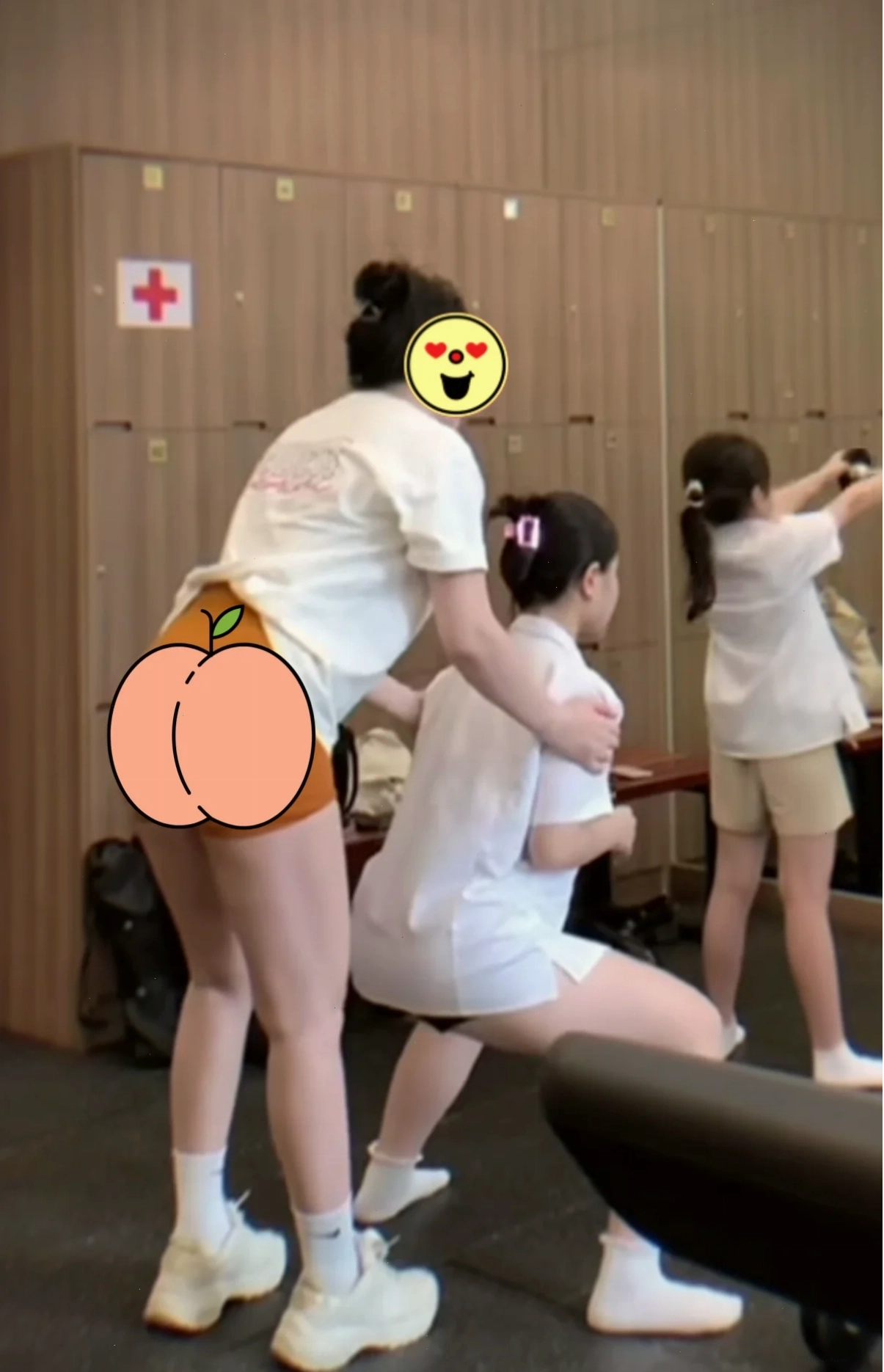 gái khoe đùi rạng rỡ