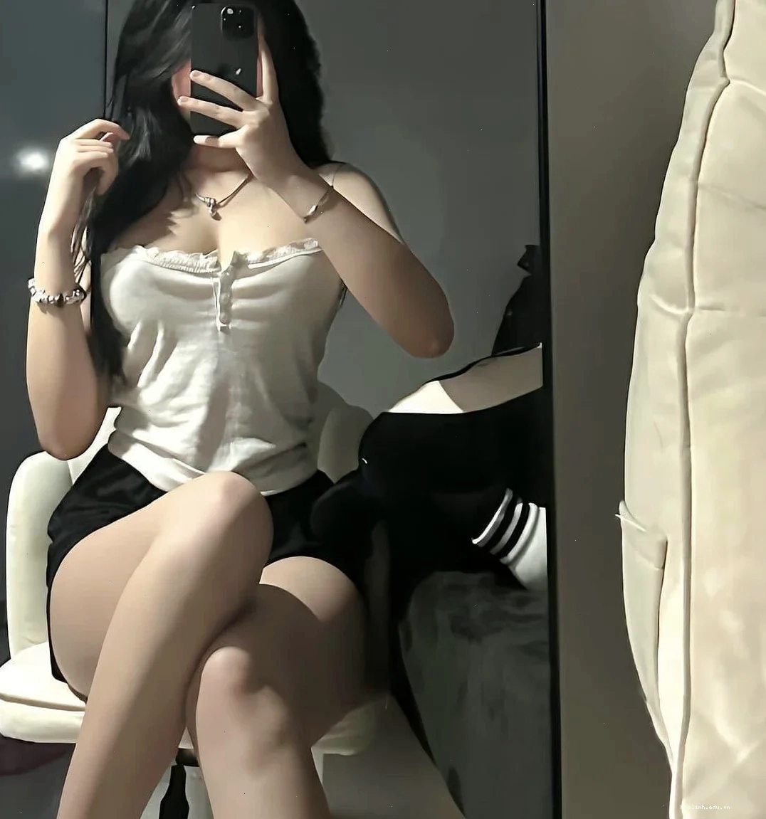 gái khoe đùi xinh tươi