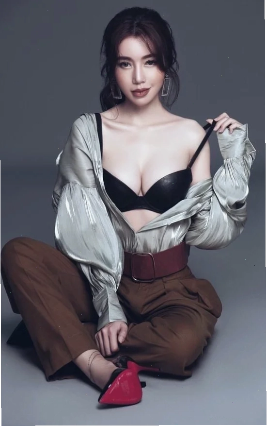 gái khoe ngực khủng sang trọng