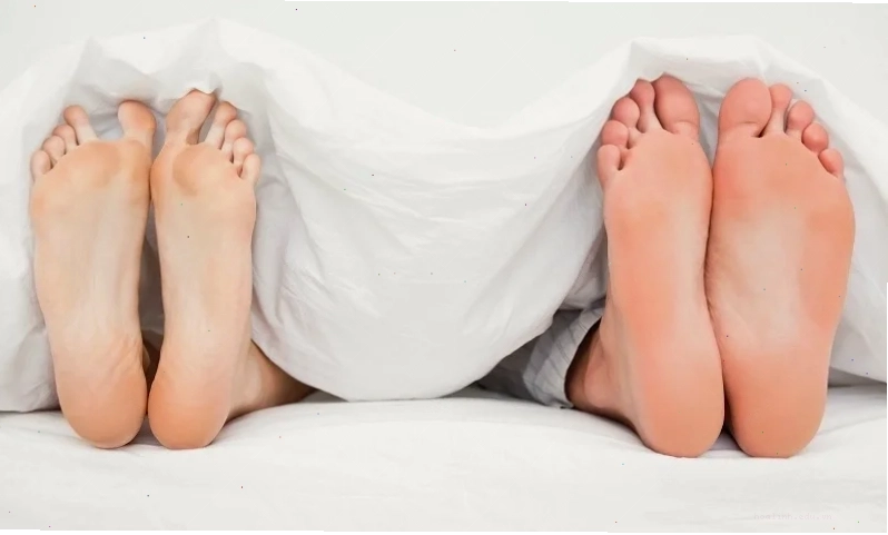 gái ko mặc quần áo