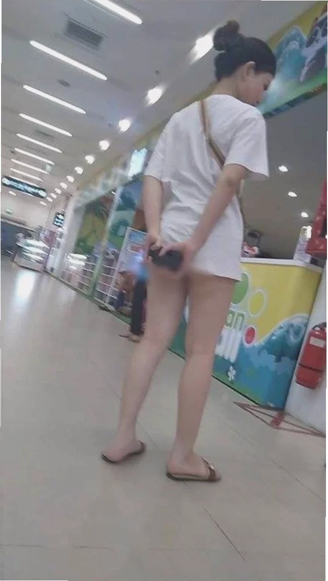 gái ko mặc quần áo