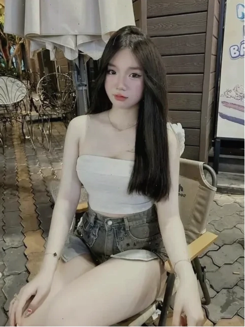 gái lộ ngực