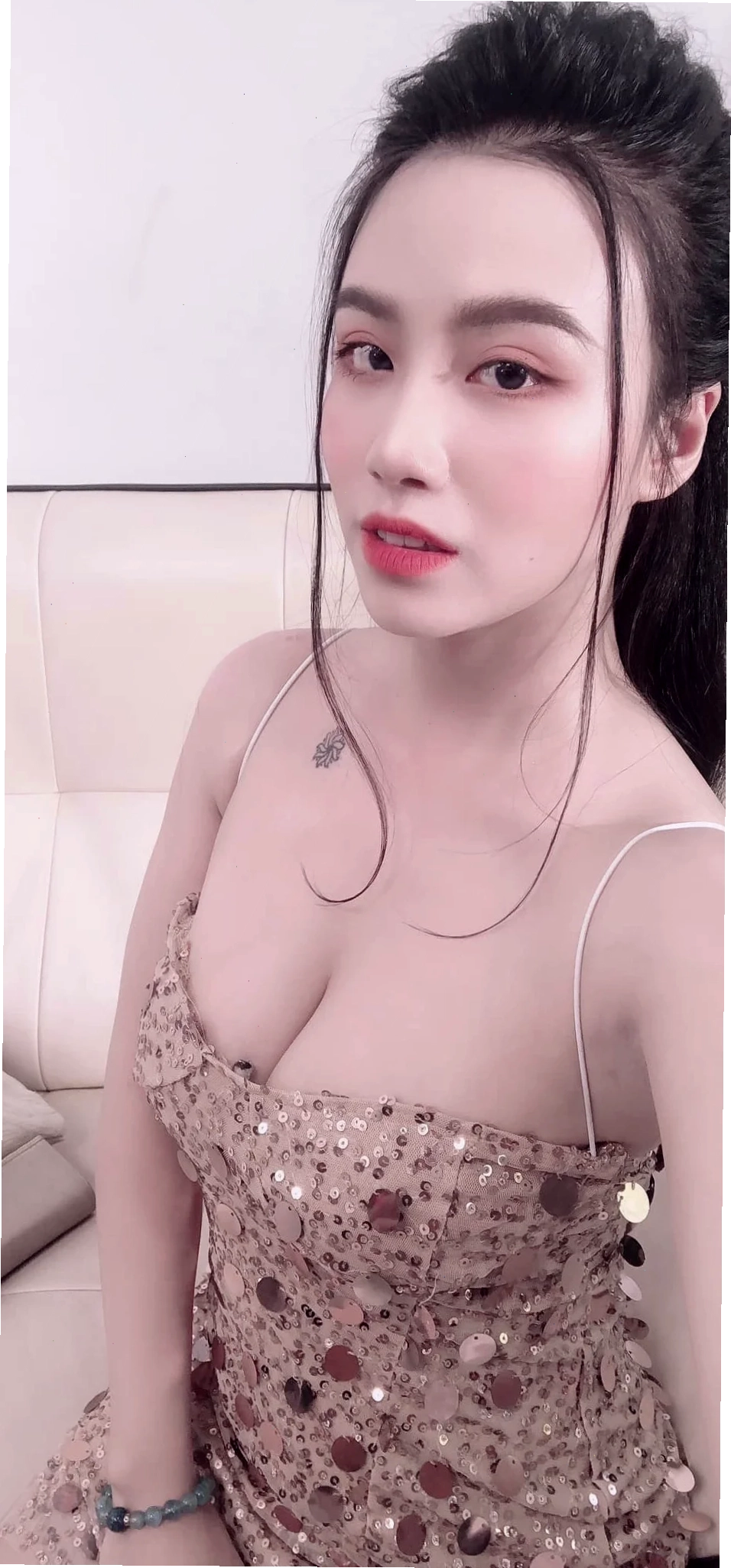 gái lộ ngực