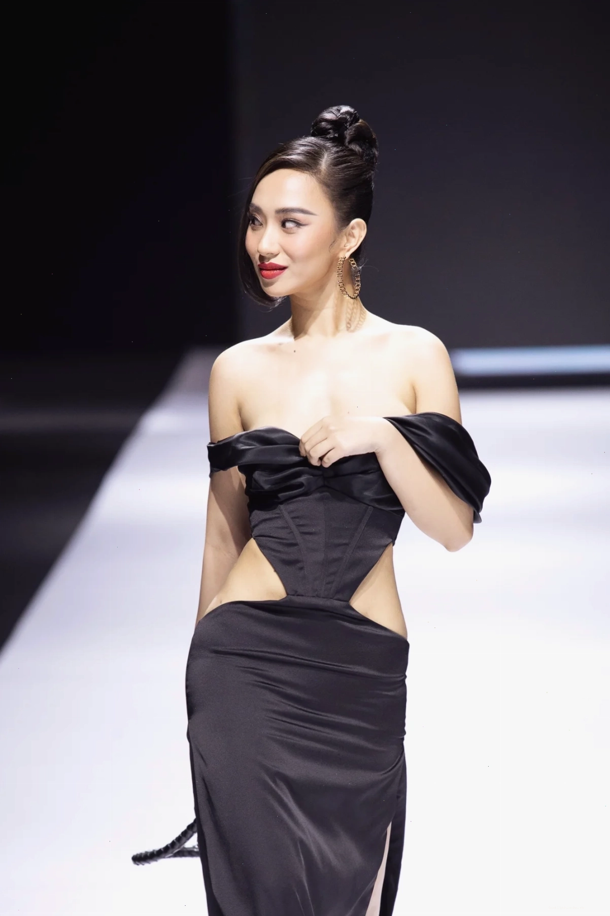 gái lộ ngực