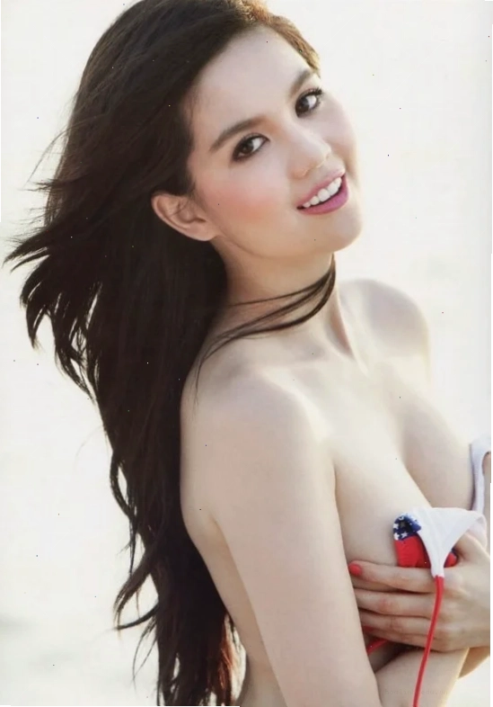 gái lộ ngực