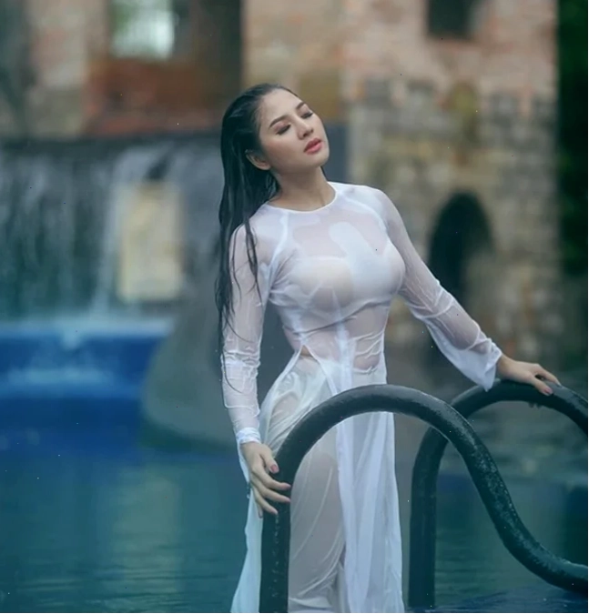 gái mặc áo dài mỏng
