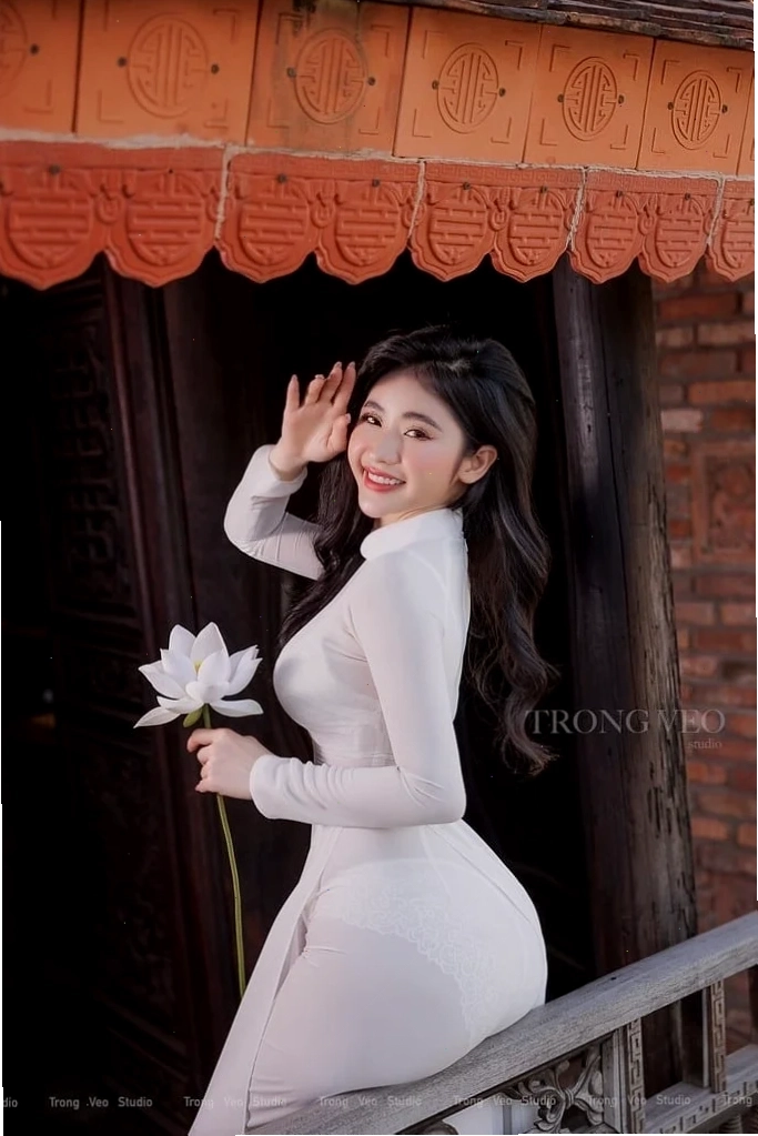 gái mặc áo dài mỏng