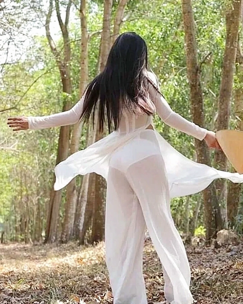 gái mặc áo dài mỏng