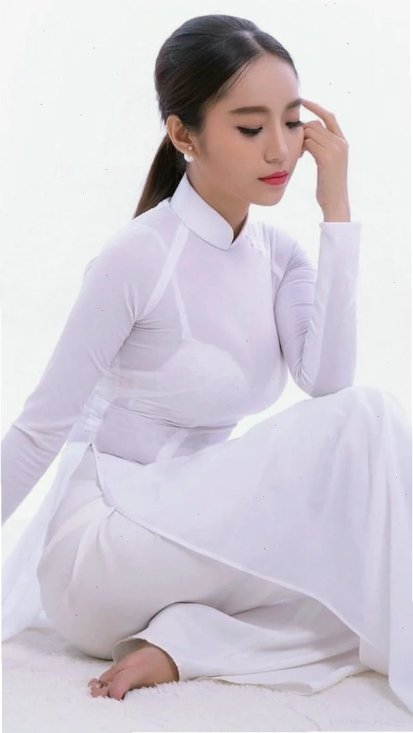 gái mặc áo dài mỏng