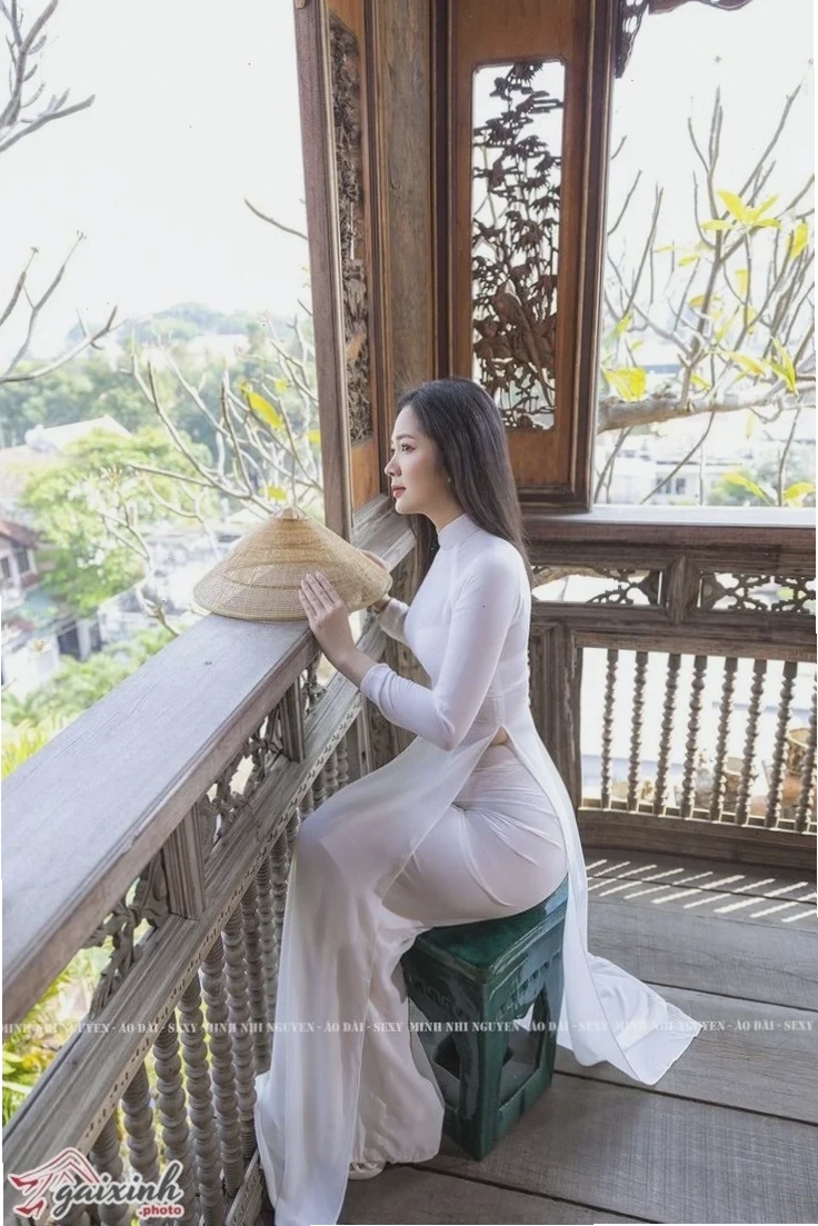 gái mặc áo dài mỏng tại studio