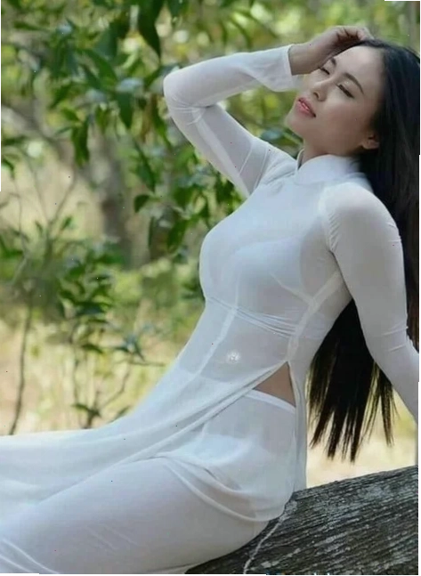 gái mặc áo dài mỏng trên phố