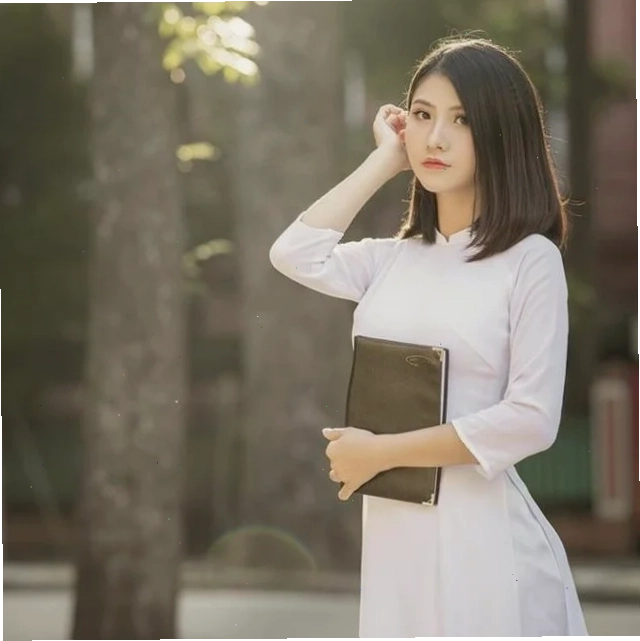 gái mặc áo dài trắng duyên dáng