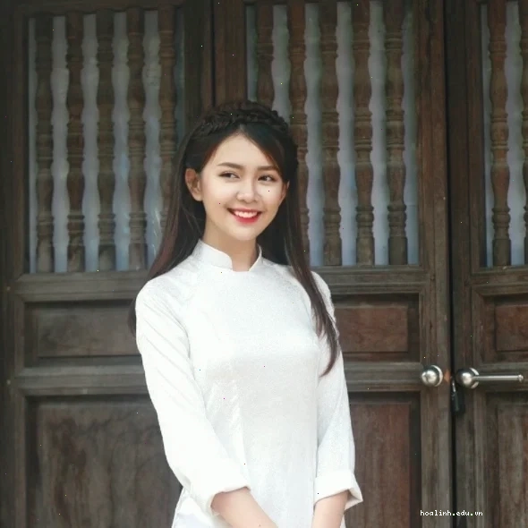 gái mặc áo dài trắng duyên dáng