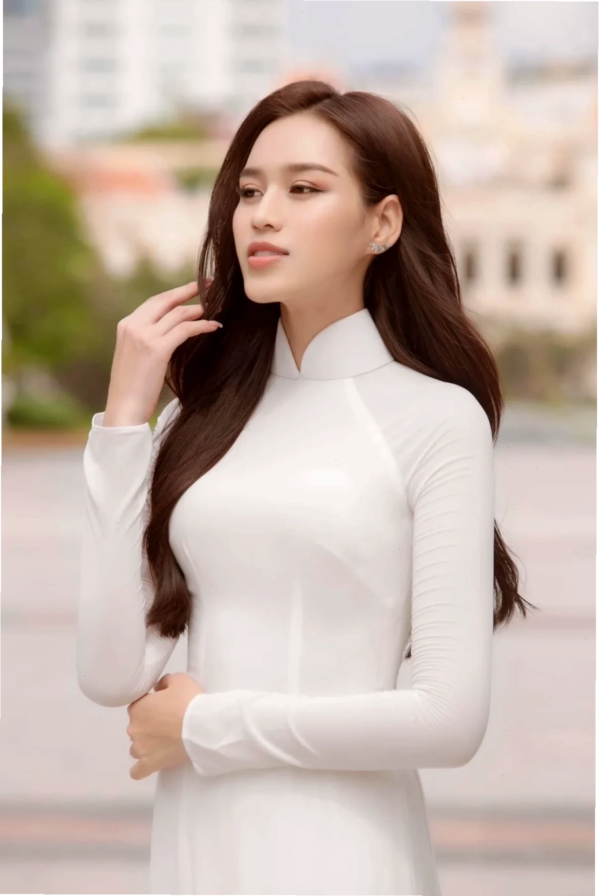 gái mặc áo dài trắng góc nghiêng
