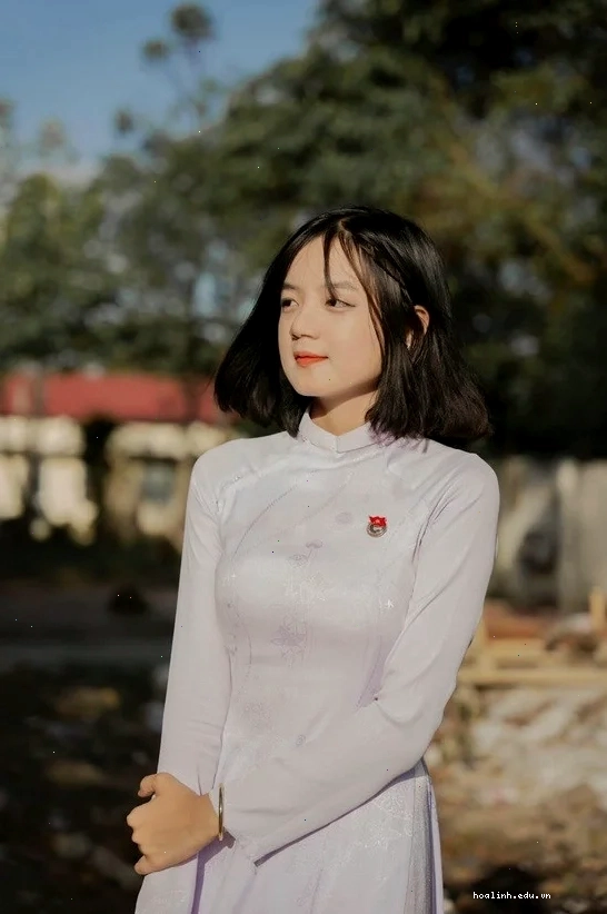 gái mặc áo dài trắng kiêu sa