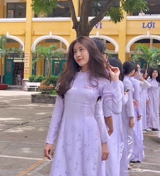 gái mặc áo dài trắng lung linh