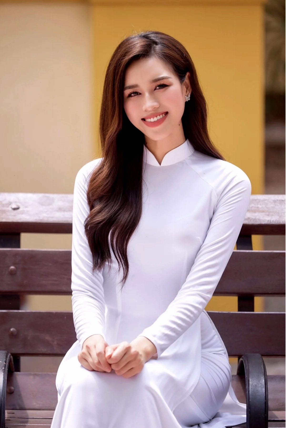 gái mặc áo dài trắng ngây thơ