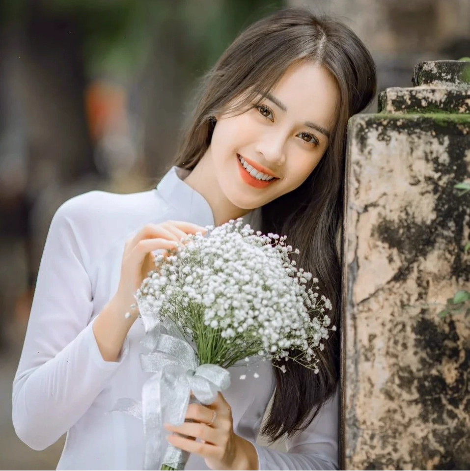 gái mặc áo dài trắng nghiêm túc
