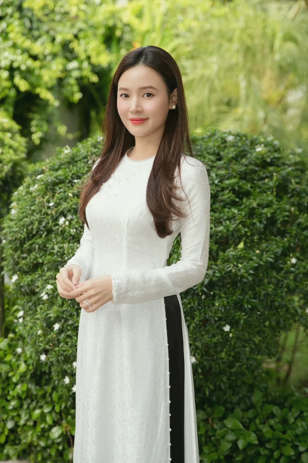 gái mặc áo dài trắng rạng ngời