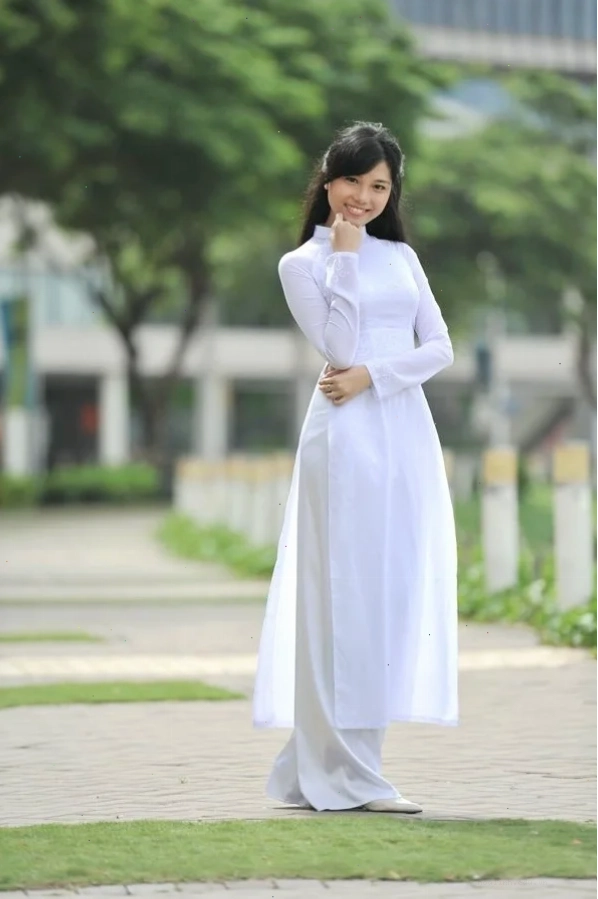 gái mặc áo dài trắng rạng rỡ