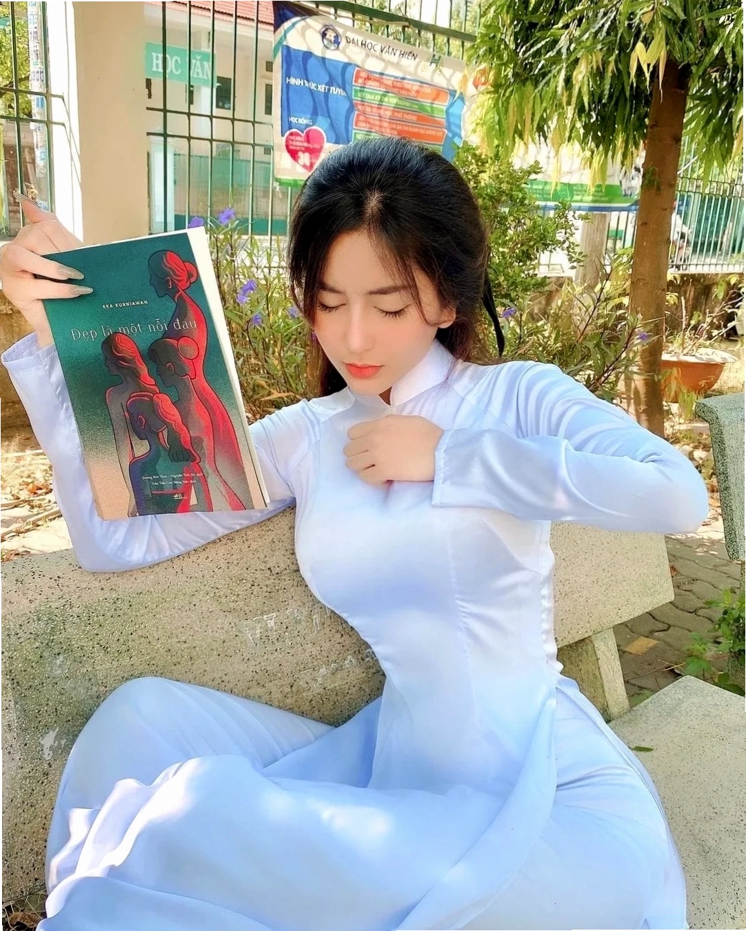 gái mặc áo dài trắng tại bảo tàng