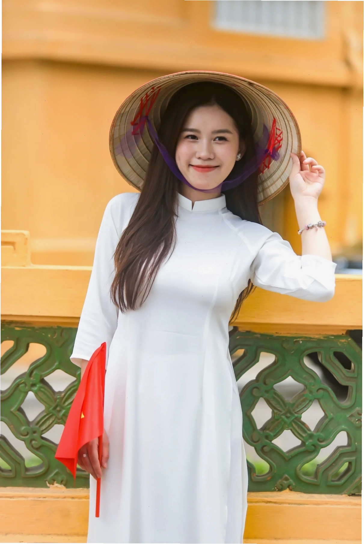 gái mặc áo dài trắng tại chùa