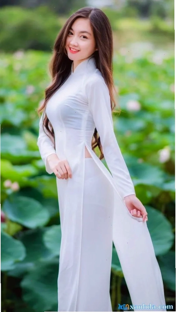 gái mặc áo dài trắng tại sân trường